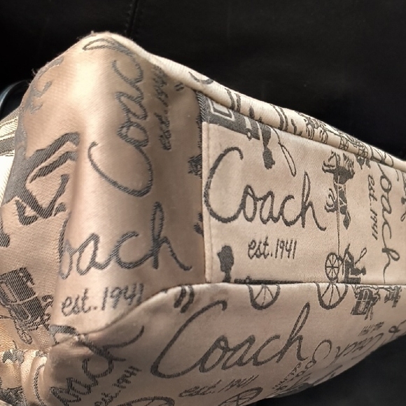Coach Horse And Carriage Tan And Black Graphic Tote with Wristlet Pouch 🥰🥰 - Picture 11 of 17